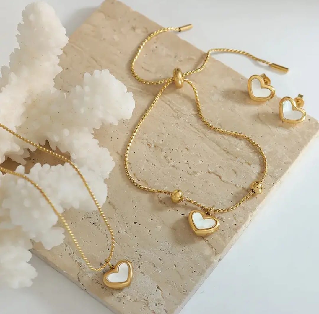 Conjunto en acero inoxidable incluye pulsera, collar y aretes en forma de corazón